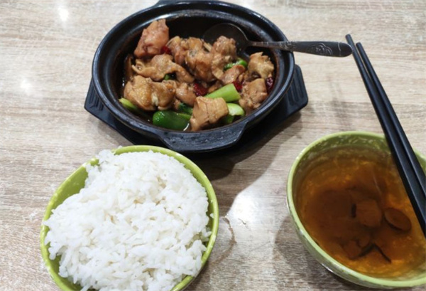 速味居黄焖鸡米饭