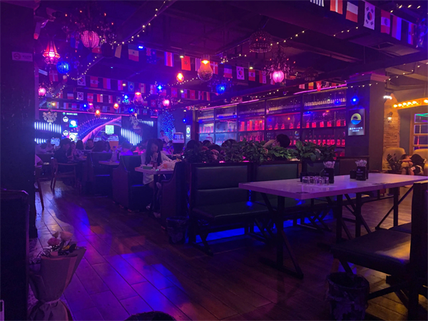 海伦斯是酒吧还是清吧？海伦斯酒吧酒水单价目表？