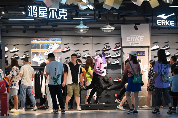 鸿星尔克电话是什么？鸿星尔克鞋码偏大还是偏小？