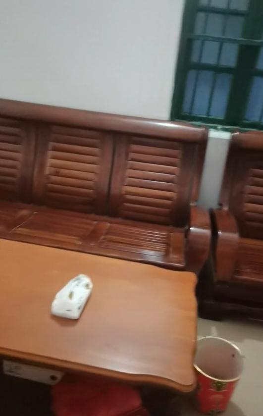 女子花6千买实木沙发内部全是水泥，谨防购物陷阱！