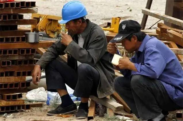 数据显示越来越多农民工不再跨省打工，背后原因是啥？