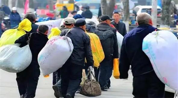 数据显示越来越多农民工不再跨省打工，背后原因是啥？