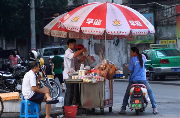 厦门早龙早餐一天能赚多少？早龙早餐一天能赚100吗？