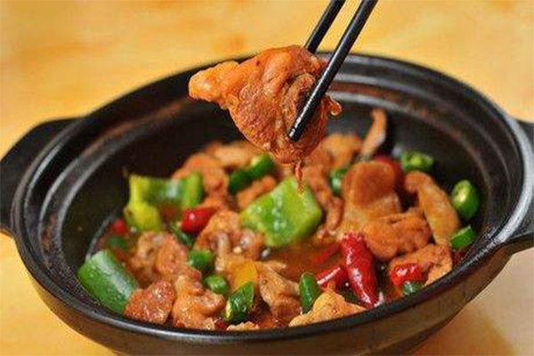 黄焖鸡的黄指的是什么？