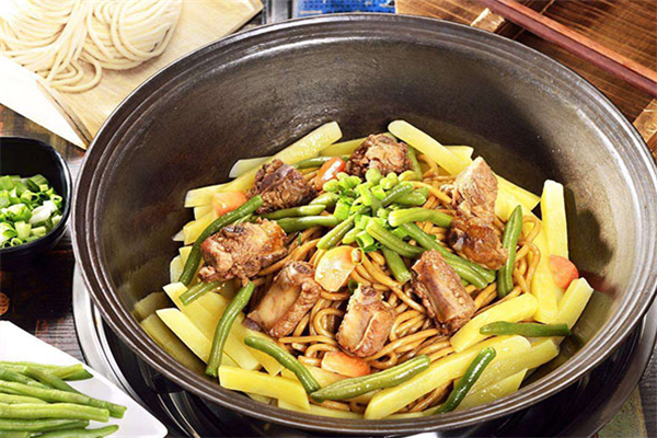 二娃铁锅焖面加盟费