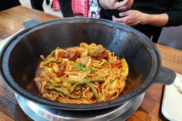 二娃铁锅焖面加盟费