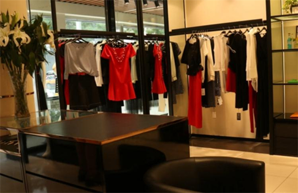 素黑女装加盟费