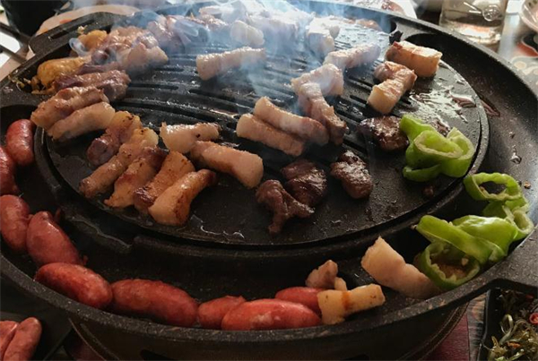 火炉旁烤肉
