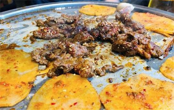 火炉旁烤肉