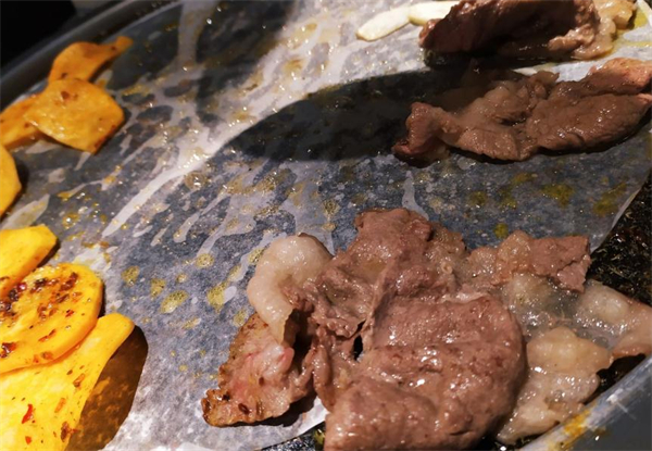 火炉旁烤肉