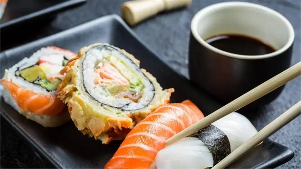日本游泳鱼骨寿司加盟