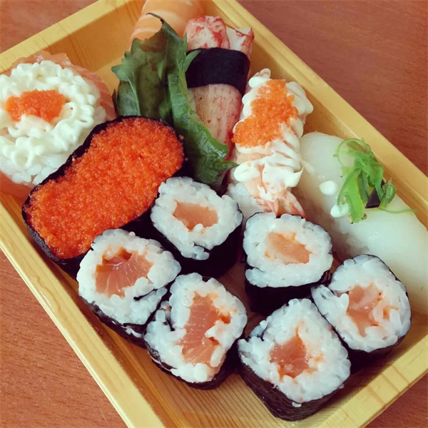 日本游泳鱼骨寿司加盟