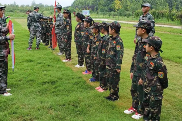 青少年户外训练营