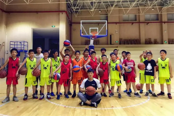 青少年篮球训练营加盟