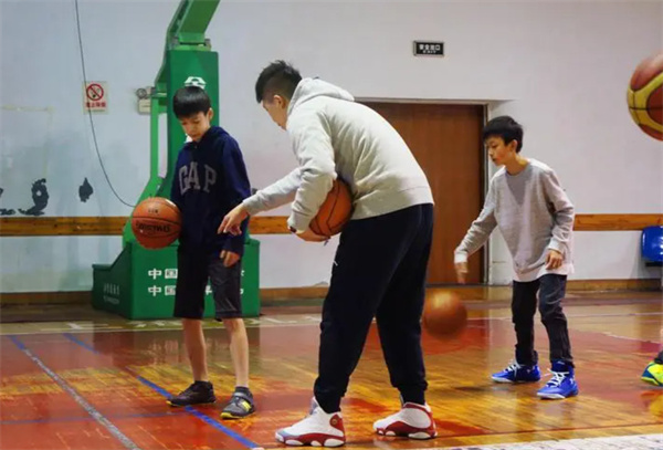 青少年篮球训练营加盟