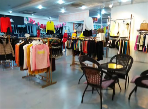 春美多品牌折扣女装加盟