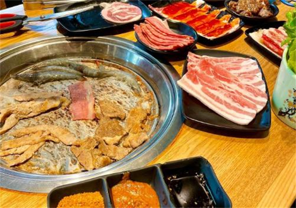 本家小顽牛自助烤肉加盟费