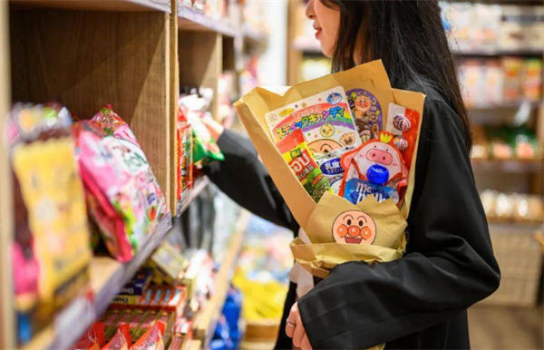 百宝箱零食店加盟