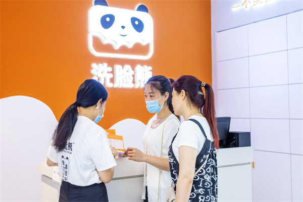 熊猫洗脸吧