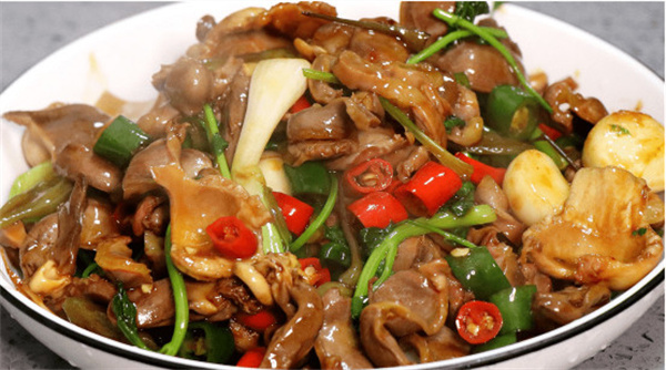 醉阿婆:泡椒五绝,味美价廉的川渝美食之旅