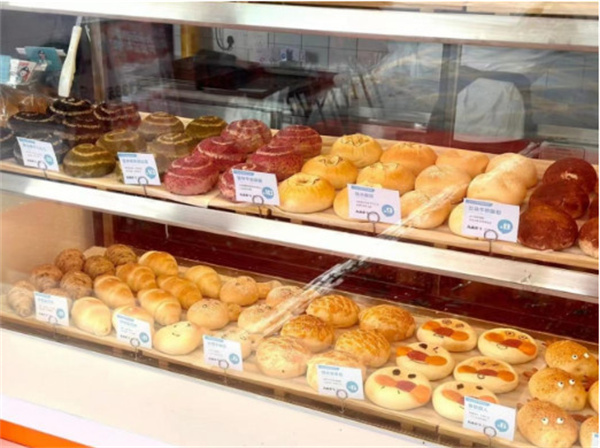 紧跟时代把握市场，九朵云复合式加盟烘焙店