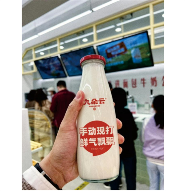 九朵云烘焙新玩法：现烤鲜面包x现打鲜牛奶，将“鲜”进行到底