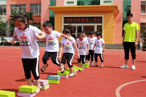 咏威亚太体智能教育