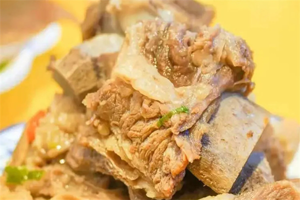 王阿宝牛骨火锅加盟