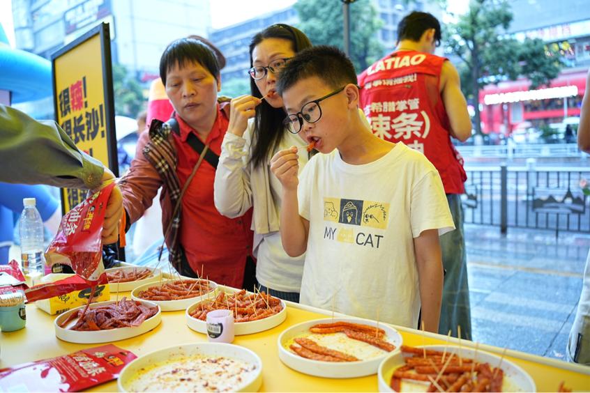 零食很辣上线，零食很忙首家纯辣主题店开业！