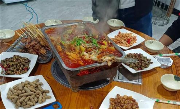 围满停车场烧烤