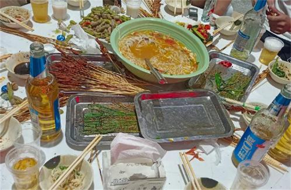 围满停车场烧烤
