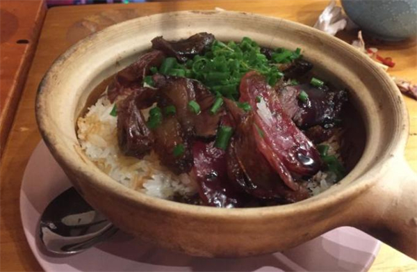 港式炭火煲仔饭