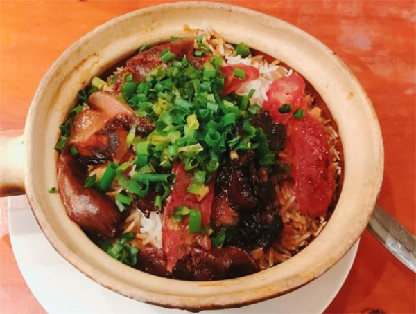 港式炭火煲仔饭