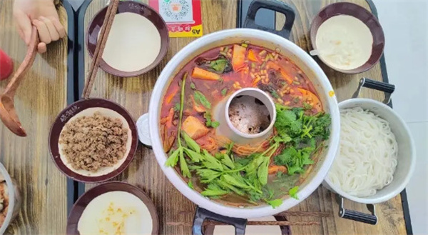 碰湘地火锅米粉加盟