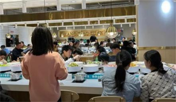 张小旋自助旋转火锅