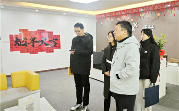 青山区商务局考察千米快修光谷总部，共探产业升级新路径！